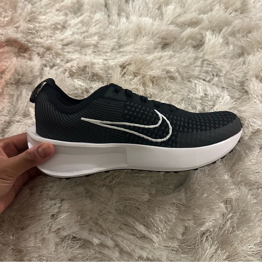 NEW Nike Women’s Interact Black and White Running Shoes Sz 6.5